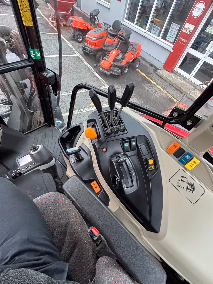 Used 2021 Massey Ferguson 5711 M Tractor with Quicke Q4 Loader for Sale - Image 4